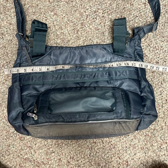 Lug travel tote in grey with long padded strap - Picture 9 of 13